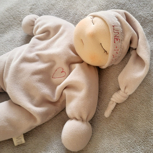 Une-Mati, waldorf stiilis pehme kaisunukk