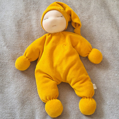 Pehme käsitöö nukk, sinepikollane Une-Mati